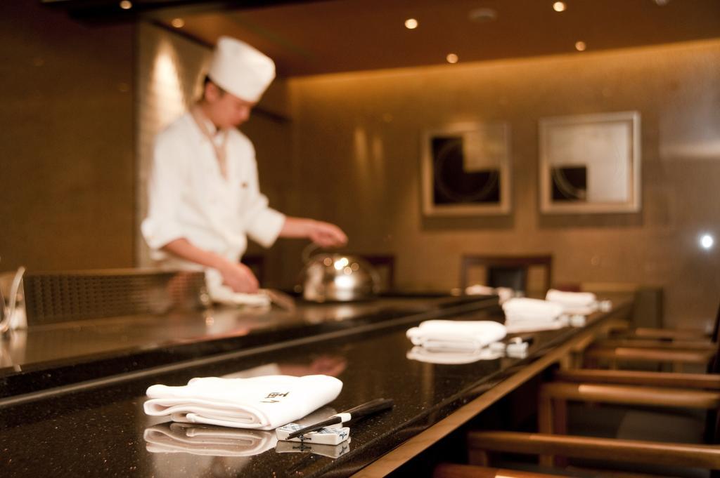 Hotel The Okura Prestige Taipéi Exterior foto A chef at work