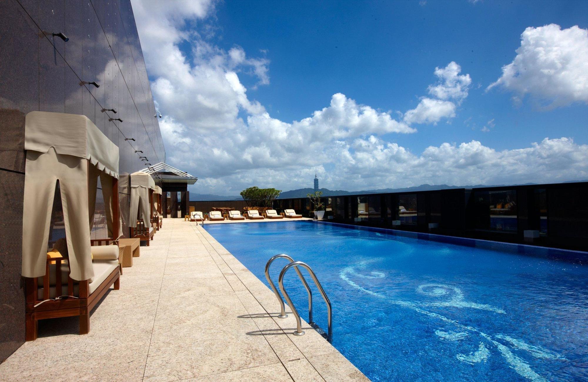 Hotel The Okura Prestige Taipéi Exterior foto The pool at the 39th floor