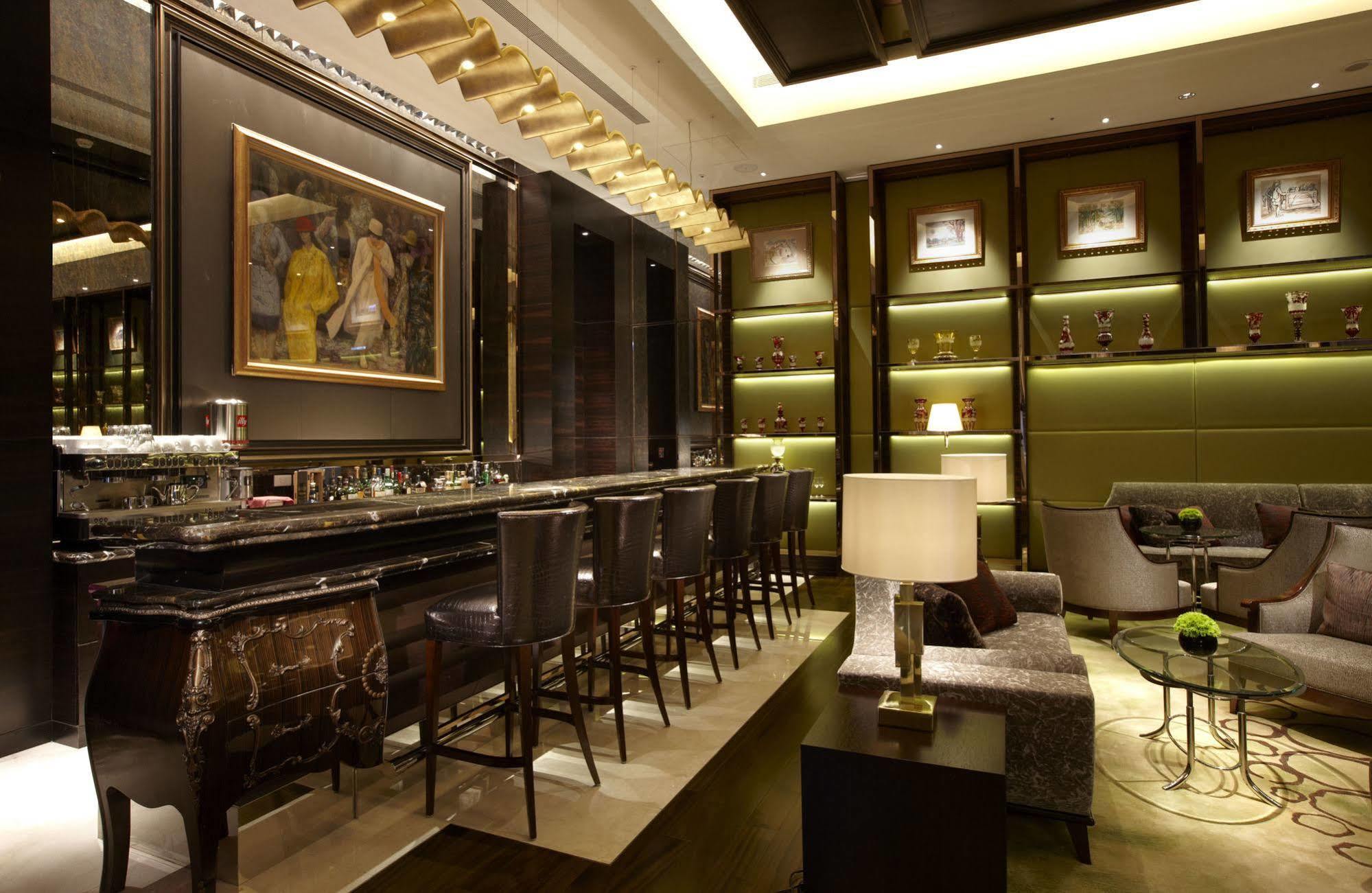 Hotel The Okura Prestige Taipéi Exterior foto The bar at the Mandarin Oriental, Hong Kong