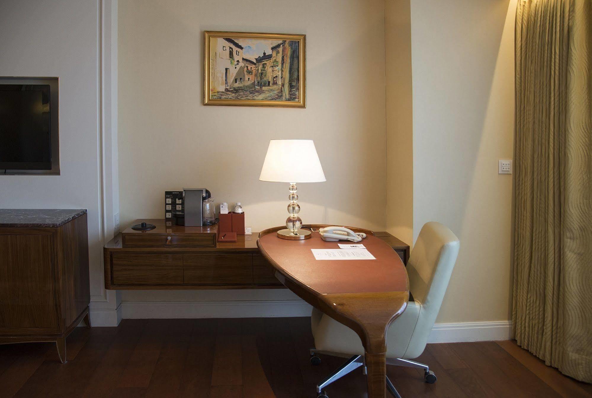Hotel The Okura Prestige Taipéi Exterior foto A desk in a hotel room